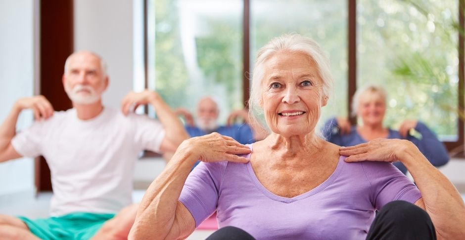 Tres ejercicios posturales para adultos mayores